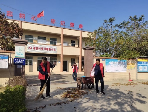 揭陽墾區(qū)開展春節(jié)前清潔大行動(dòng)2.jpg